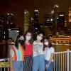 Von Stockheim nach Singapur: Milena Hölzle (rotes Shirt) mit ihren Schulfreundinnen vor der Skyline der Millionenstadt. 