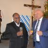 Pfarrer Babu und Bürgermeister Tomas Zinnecker beim Neujahrsempfang. Wer wird wohl im nächsten Jahr neben Pfarrer Babu stehen? 	