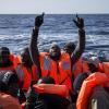 Diese Flüchtlinge aus Afrika saßen im Januar vor der Küste von Libyen in einem Schlauchboot und warteten verzweifelt auf Hilfe, bevor sie an Bord des Schiffes „Golfo Azzurro“ gebracht werden konnten. Viele andere werden nicht rechtzeitig entdeckt und sterben. Ein neues Projekt aus Augsburg soll die Rettung erleichtern.  	 	