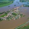 Eine vom Hochwasser der Elbe eingeschlossene Ortschaft nahe Riesa (Sachsen). 