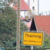 Wer über das Baugebiet Nord nach Thaining kommt, wird derzeit nicht auf den Ortsbeginn aufmerksam gemacht. Das Bild zeigt das Verkehrszeichen an der Schmiedgasse.  