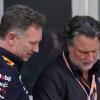 Red Bull Racing-Teamchef Christian Horner (l) spricht mit Michael Andretti nach dem Qualifying zum Großen Preis von Miami der Formel 1.