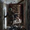 Ein ukrainischer Soldat inspiziert ein Haus in dem kürzlich zurückeroberten Dorf Blahodatne in der Region Donezk.