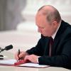 Damit ist es besiegelt: Wladimir Putin unterzeichnet ein Dokument zur Anerkennung der Unabhängigkeit der Separatistengebiete.