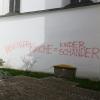 Seit Ostersonntag prangen diese Schmierereien auf der Wand der Aichacher Stadtpfarrkirche. Die Ermittlungen der Polizei haben noch nichts ergeben.