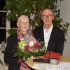 Im Vermessungsamt Günzburg sind Werke der Künstlerlin Gabriele Stolz zu sehen. Amtsleiter Peter Lauber freute sich, dass nach der coronabedingten Unterbrechung wieder eine Vernissage möglich ist.