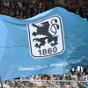 Eine große 1860 München Fahne wird vor Spielbeginn geschwenkt.