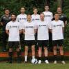 Der TSV Meitingen will zurück in die Landesliga: Trainer Paolo Mavros, Emre Yunus Aydin, Jacob Riemensperger, David Fritsch, Abteilungsleiter Torsten Vrazic. Vorne von links Xhevalin Berisha, Michael Meir, Markus Gärtner, Lucas Erhard.  	