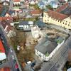 Ein Blick von oben auf das Gelände zwischen Schützenstraße (links) und Dillinger Straße (rechts) in Günzburg. 	