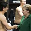 Angela Merkel gratuliert Mesut Özil nach dem 3:0 der deutschen Nationalmannschaft im EM-Qualifikationsspiel gegen die Türkei.
