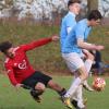 Kommt ein Gegner geflogen: Der FC Bad Wörishofen (blau-weiß) kam in einer hitzigen Partie gegen die Gäste aus Buchloe noch zu einem späten, letztlich aber verdienten 2:2-Unentschieden. 