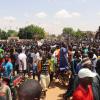 Zahlreiche Menschen sind auf den Straßen von Niamey unterwegs. Niger war das letzte der drei Nachbarländer in der Sahelzone, das von einer demokratisch gewählten Regierung geführt wurde.