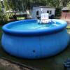Viele Heimaturlauber bauen in diesem Jahr für den Sprung ins Wasser einen Pool in ihrem Garten auf. 
