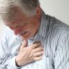 Wenn die Brust schmerzt, muss nicht immer ein Herzinfarkt dahinter stecken. Brustschmerzen können ihre Ursache zum Beispiel auf in der Spreiseröhre oder der Wirbelsäule haben. 