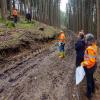 Baustelleneinweisung im Wald nordwestlich von Landensberg: Rund 2,5 Kilometer neue Wege werden hier in den kommenden Monaten angelegt..