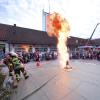 Brennendes Fett wird fälschlicherweise mit Wasser gelöscht. Die Vorführung, die bei der langen Nacht der Feuerwehr Ende September 2023 in Landsberg gezeigt wurde, ist sicher auch beim Tag der offenen Tür zu sehen.