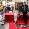Mark Hamill (r) und Billie Lourd, Tochter der verstorbenen Schauspielerin Carrie Fisher, auf dem Hollywood Walk of Fame neben den "Star Wars"-Figuren C-3PO und R2-D2.