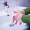 Schön schäumen soll es: Beim Händewaschen gilt das Motto „lieber zu viel, als zu wenig“, auch bei der Seife. 	
