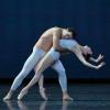 Der Ballettabend „Paradigma“, den das Bayerische Staatsballett als Stream anbietet, ist dreiteilig. Die Szene stammt aus der Choreografie „With a chance of rain“ von Liam Scarlett.