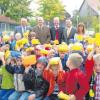 Die Kinder der Grundschule Walkertshofen bekamen Brotzeitdosen vom Schulamtsdirektor Johannes Ostermeier, Schulleiter Gerhard Gerum, Landrat Martin Sailer, Bürgermeister Sven Janzen und Helga Thalmann-Schwarz vom Abfallwirtschaftsbetrieb Landkreis Augsburg.   