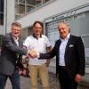 TSV-Vorsitzender Karsten Weigl (Mitte) freut sich über die neuen Sponsoren Thomas Kerscher (links) und Günter Heider.  	Foto: Sabine Roth