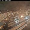 Die Webcam der Stadt Augsburg vom Rathausplatz zeigt ungefähr den Zeitpunkt, als die Feuerwehr alarmiert wurde.  Flammen schlagen bereits aus einer Bude.