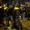 Polizeieinheiten schützen in Rotterdam das türkische Konsulat.