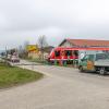 Derzeit wird die Sicherheitstechnik am Bahnübergang in Fellheim im Unterallgäu behelfsmäßig vor Ort gesteuert. Bis die neue Anlage in Betrieb geht, wird es noch eine ganze Weile dauern.