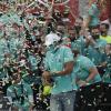 Feiern dürfen andere: Lewis Hamilton feiert mit seinem Team Mercedes.