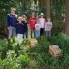 Florian, Simon, Maria, Markus, Bernhard, Tamara und Jan Yuma haben sechs Rehkitzen das Leben gerettet. In zwei Kisten werden die Rehkitze aufbewahrt, bis die Wiese abgemäht ist.