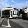 In Augsburg ist eine Straßenbahn mit einem Lastwagen kollidiert und entgleist.