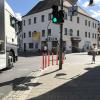 80 Zentimeter hoch, orangefarben und mit Reflektoren ausgestattet sollen die Poller an der Luitpoldstraße Fußgängern mehr Sicherheit bieten. 	