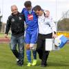 Bitterer Moment für den Kissinger SC: Betreuer Erich Belak (links) und Physio Martin Gentgen führen den am Knie verletzten Daniel Framberger vom Platz.