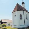 Etwa 1000 Jahre alt soll die Kissinger Peterskirche (links im Hintergrund St. Stephan) mindestens sein. Sie galt bisher mit als Beleg, dass die Kommune an der Paar in zwei Jahren vor 1250 Jahren erstmals urkundlich erwähnt wurde. Davon hat Bürgermeister Manfred Wolf jetzt Abstand genommen, weil das erwähnte „Kisingas“ nicht mit Kissing identisch sein soll.  er