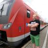 "Es war das reinste Chaos", sagt der Gessertshauser Philipp Daschmann. Er ist genervt von überfüllten und verspäteten Zügen im Augsburger Land. 
