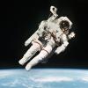 US-Astronaut Bruce McCandless bei seinem ersten Alleinflug ohne Sicherheitsleine über der Erde in der Umlaufbahn des Space Shuttle Challenger im Jahr 1984.