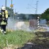 An zahlreichen Stellen brannte am Pfingstmontag das trockene Gras entlang der Bahnstrecke Donauwörth – Nördlingen, wie hier in Ebermergen. Dort waren die Feuerwehren aus Ebermergen und Wörnitzstein im Einsatz. 