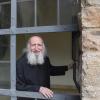 Pater Anselm Grün ist der bekannteste Mönch Deutschlands – und seit Jahrzehnten Bestsellerautor. Er lebt in der Benediktinerabtei Münsterschwarzach bei Würzburg, in einer Klosterzelle.