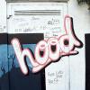 „Hood“ – mein Kiez. Unbekannte haben dieses Wort am Drei-Auen-Platz in Oberhausen an eine Wand gesprayt. Wie in diesem Stadtteil gibt es auch in anderen Augsburger Vierteln Cliquen.