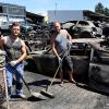 Nach dem Brand auf ihrem Gelände in Lechhausen stehen die Augsburger Autoverwerter Daniel und Vitali Bachmann (von links) vor einem Trümmerhaufen. Der Schaden ist enorm.