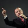 Mit einem Rundumschlag und wüsten Drohungen für seine Gegner hat der türkische Ministerpräsident Recep Tayyip Erdogan den Jahrestag des gescheiterten Putsches begangen.