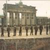 Soldaten sicherten am 10. November 1989 die Mauer vor dem Brandenburger Tor und das Tor selbst. Wolfgang Christ hat vor 30 Jahren vor Ort miterlebt, wie die Mauer, die Ost- und West-Berlin teilte, durchlässig wurde.	