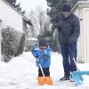 Vor dem eigenen Haus den Schnee wegzuräumen ist meist schon Arbeit genug. Deswegen tun sich Nachbarschaftshilfen schwer, Freiwillige zum Räumen zu finden.
