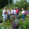 Bei der Zertifizierung des Gartens von Anneliese Weber (rechts) waren (von links) Susann-Kathrin Huttenloher, Kreisfachberaterin am Landratsamt, Gartenpflegerin Birgit Ertl, Heike Grosser vom Netzwerk Gartenwinkel-Pfaffenwinkel, Gartenpflegerin Claudia Lorenzer und der Vorsitzende des Kreisverbands für Gartenbau und Landespflege Landsberg, Christian Hanglberger, dabei. 