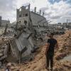 Ein Mann inspiziert zerstörte Gebäude in der Stadt Beit Lahia im nördlichen Gazastreifen.