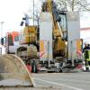 Der aufgeladene Bagger eines Tiefladers beschädigte in Günzburg eine Brücke, die über die B16 führt. 