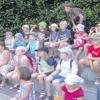 Das Merchinger Ferienprogramm führte die Kinder in den Augsburger Zoo. Der Andrang war so groß, dass Fahrer fehlten und sich unter anderem Bürgermeister Martin Walch bereit erklärte, die Kinder in den Tierpark zu kutschieren. 