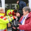 Die ASB-Mitarbeiterin Sonja Diehl (l-r) verteilt an Betty und Conny bei einer Kältehilfe-Aktion Schlafsäcke und Pflege-Sets für Obdachlose und wohnungslose Menschen vor der Suppenküche der Volkssolidarität Potsdam.