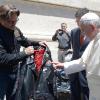 epa03741552 A handout photograph made available by Vatican newspaper Osservatore Romano on 12 June 2013 shows Pope Francis (R) as he is presented with a Harley Davidson leather motorbike jacket during the weekly audience in Saint Peter's Square, the Vatican, 12 June 2013. EPA/OSSERVATORE ROMANO / HANDOUT HANDOUT EDITORIAL USE ONLY/NO SALES +++(c) dpa - Bildfunk+++