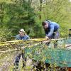 Opa Johann Konle (links) hilft seinem Enkel Philipp im Wald bei Mörslingen beim Verladen der Birke.